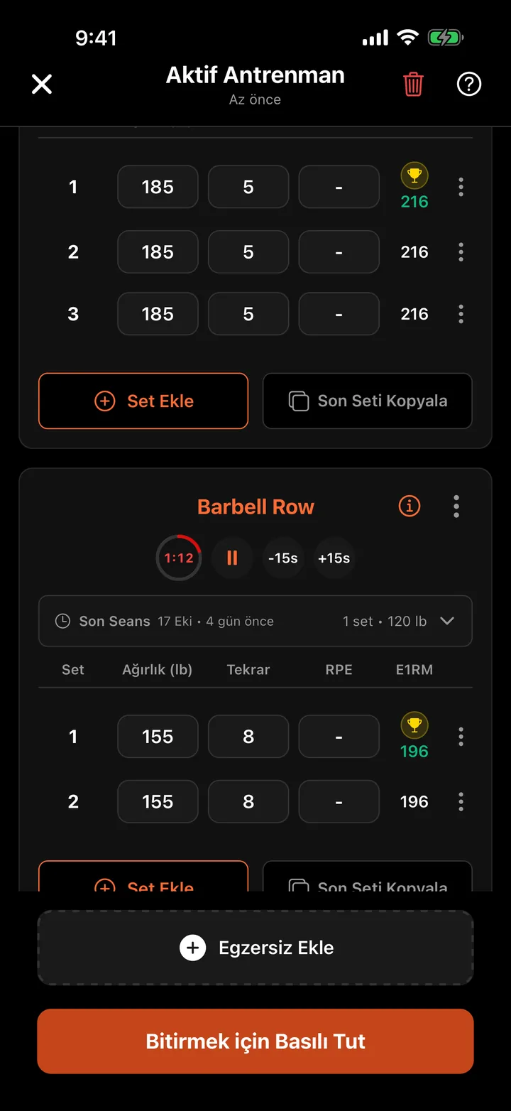 CataLift'in Aktif Antrenman ekranı: Barbell Row setleri ve bir dinlenme zamanlayıcısı.